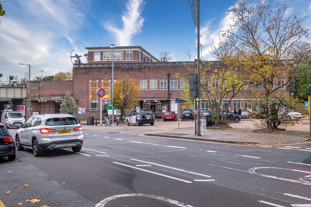 Images for High Road, East Finchley EAID:c8d5f0ae42d594d169bca90f3b8b041a BID:1