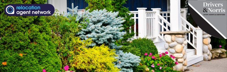 Which areas of England boast the biggest gardens?
